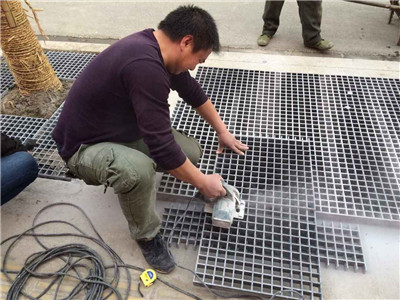 沙勞動(dòng)路，工人安裝切割樹(shù)篦子